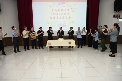 本校慶生會校長與壽星合影